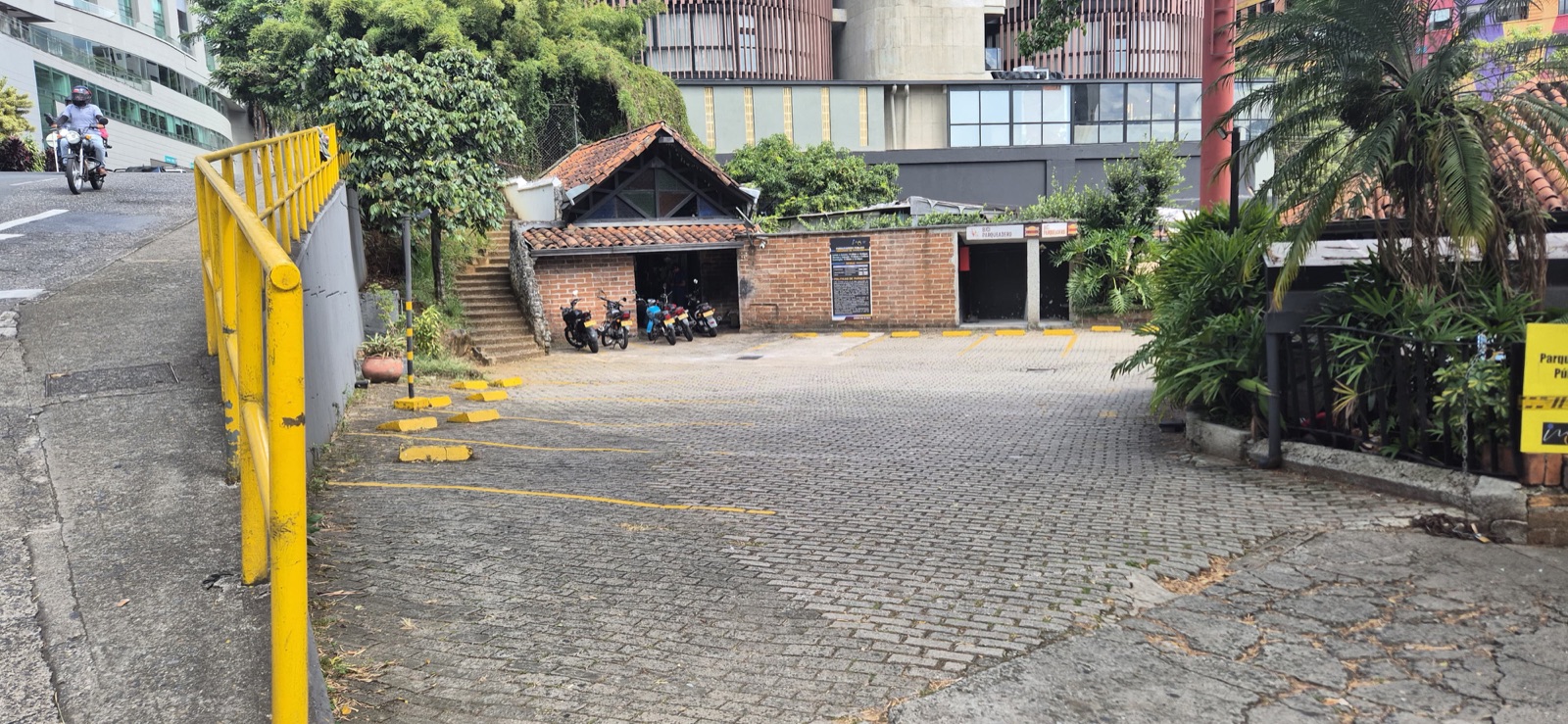 Parqueadero al aire libre